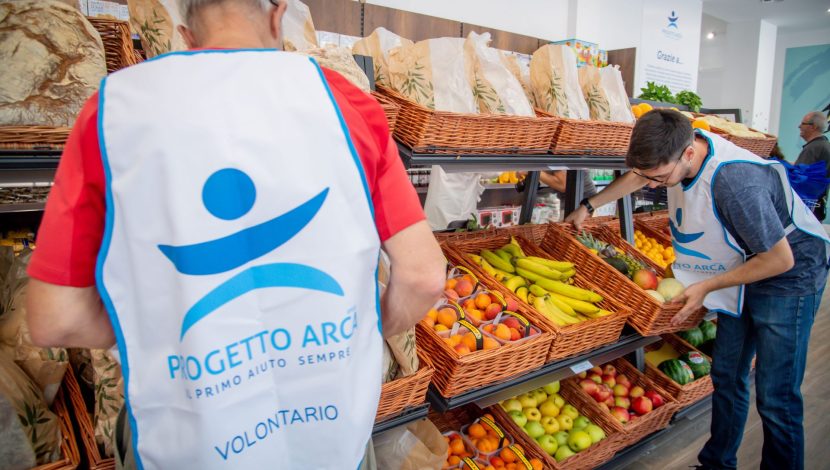 Volontari nel Market Solidale di Progetto Arca a Milano