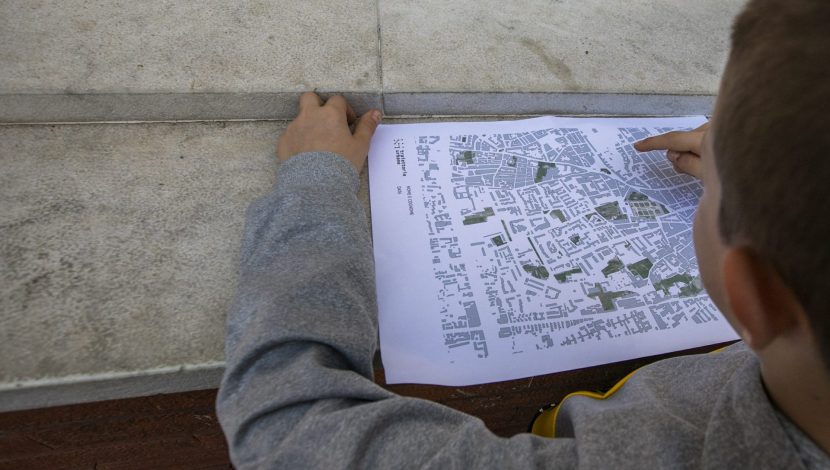 Dettaglio bambino impegnato nel progetto di rigenerazione urbana Traiettorie, a Palermo