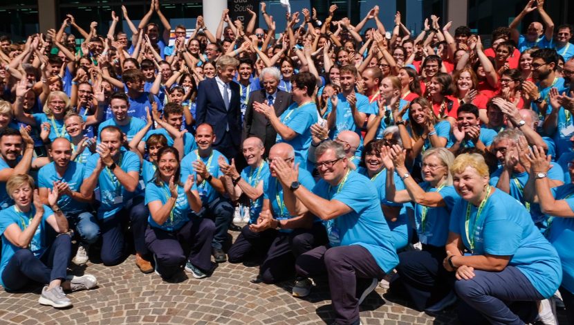 Il presidente Sergio Mattarella con i volontari del Meeting 2023