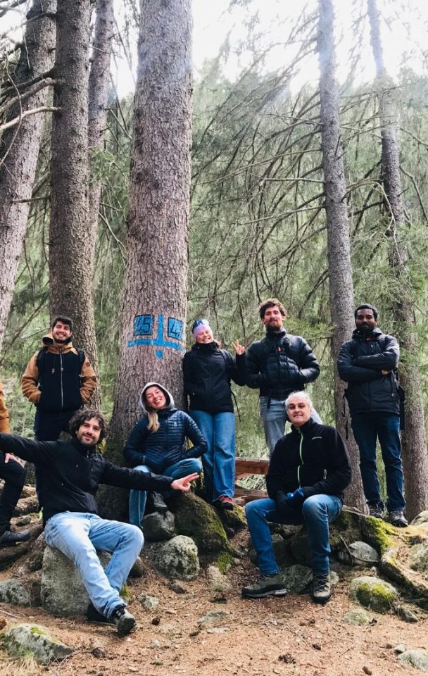 Un gruppo di giovani sotto un albero, foto di gruppo