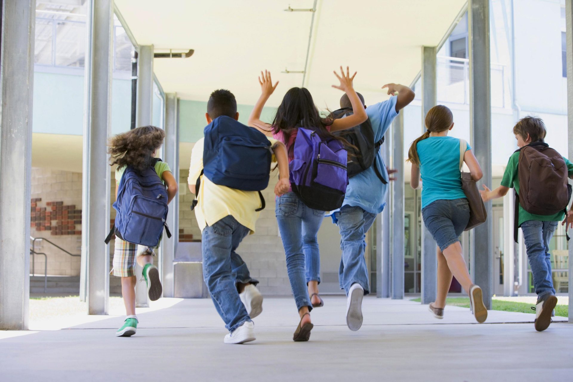 Studenti corrono verso l'uscita di scuola Foto © Avalon/Sintesi