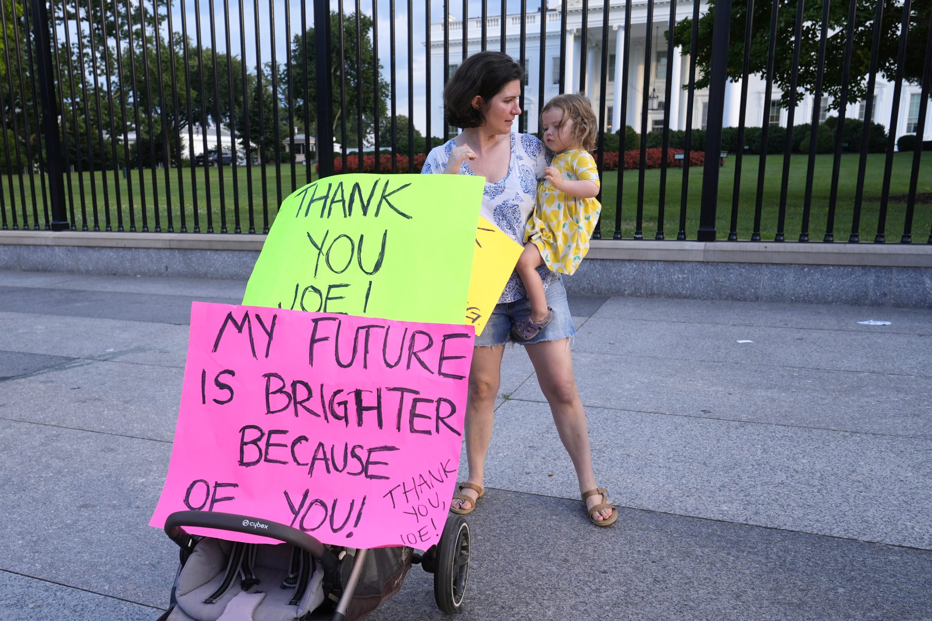 madre con figlia in braccio ringrazia Joe Biden per la scelta di ritirarsi dalla competizione per la casa bianca