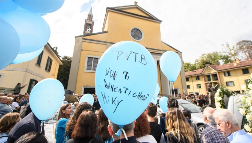 PALLONCINI PER SALUTARE LORENZO, 12 ANNI, UCCISO DAL FRATELLO RICCARDO