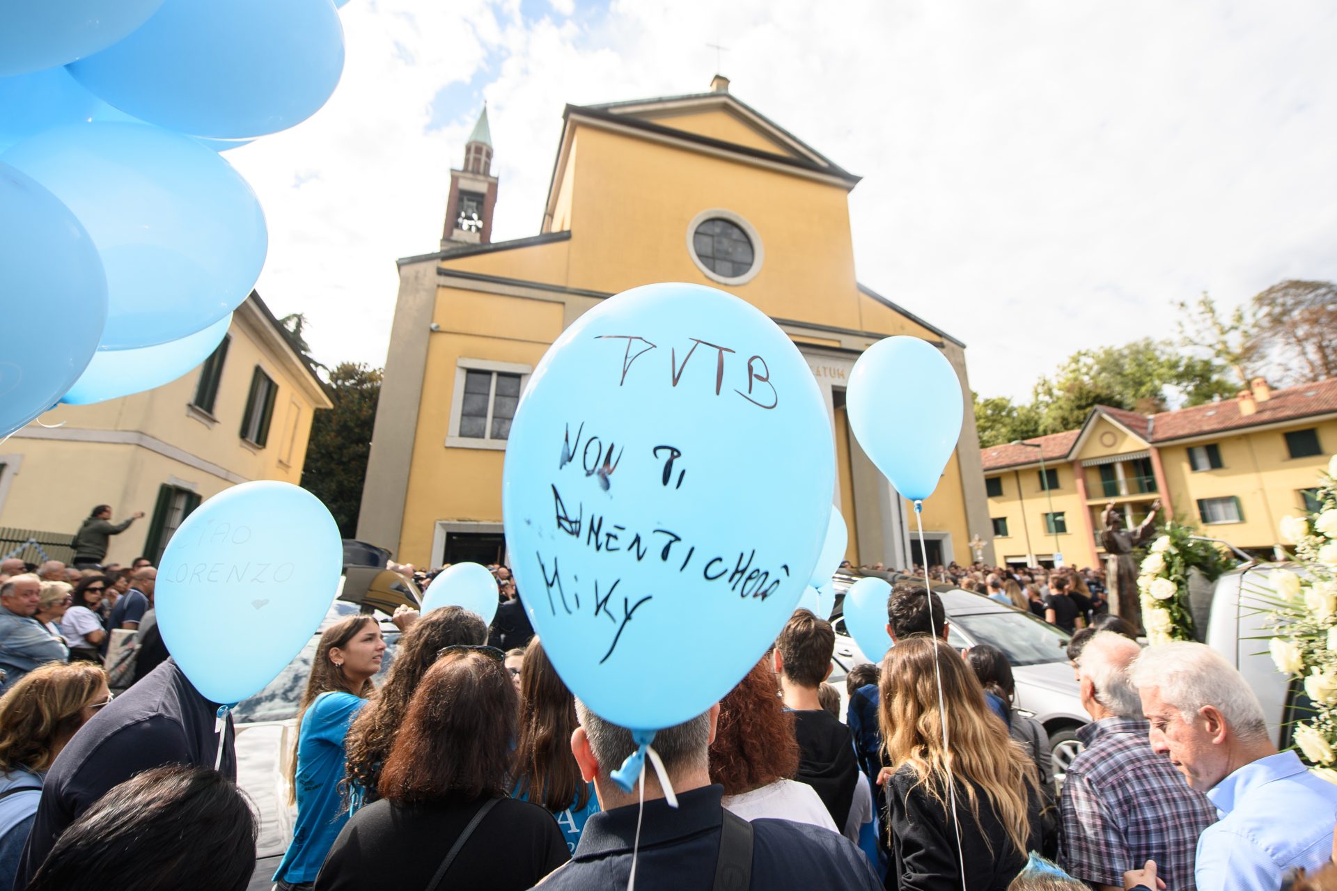 PALLONCINI PER SALUTARE LORENZO, 12 ANNI, UCCISO DAL FRATELLO RICCARDO