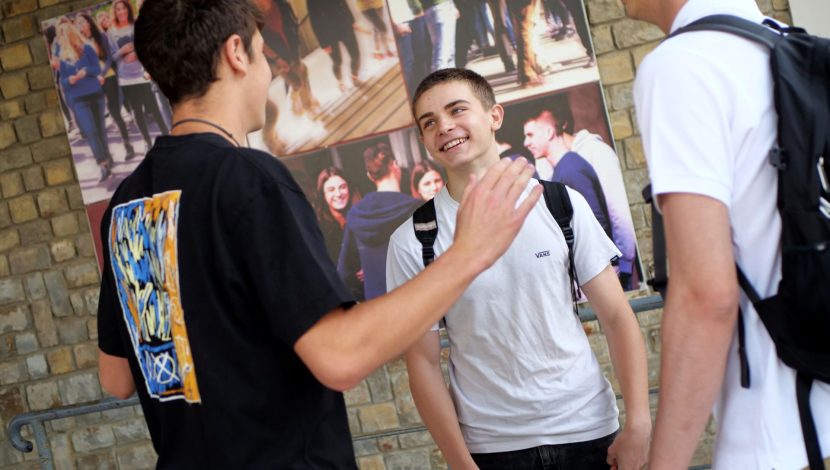 tre ragazzi fuori da scuola