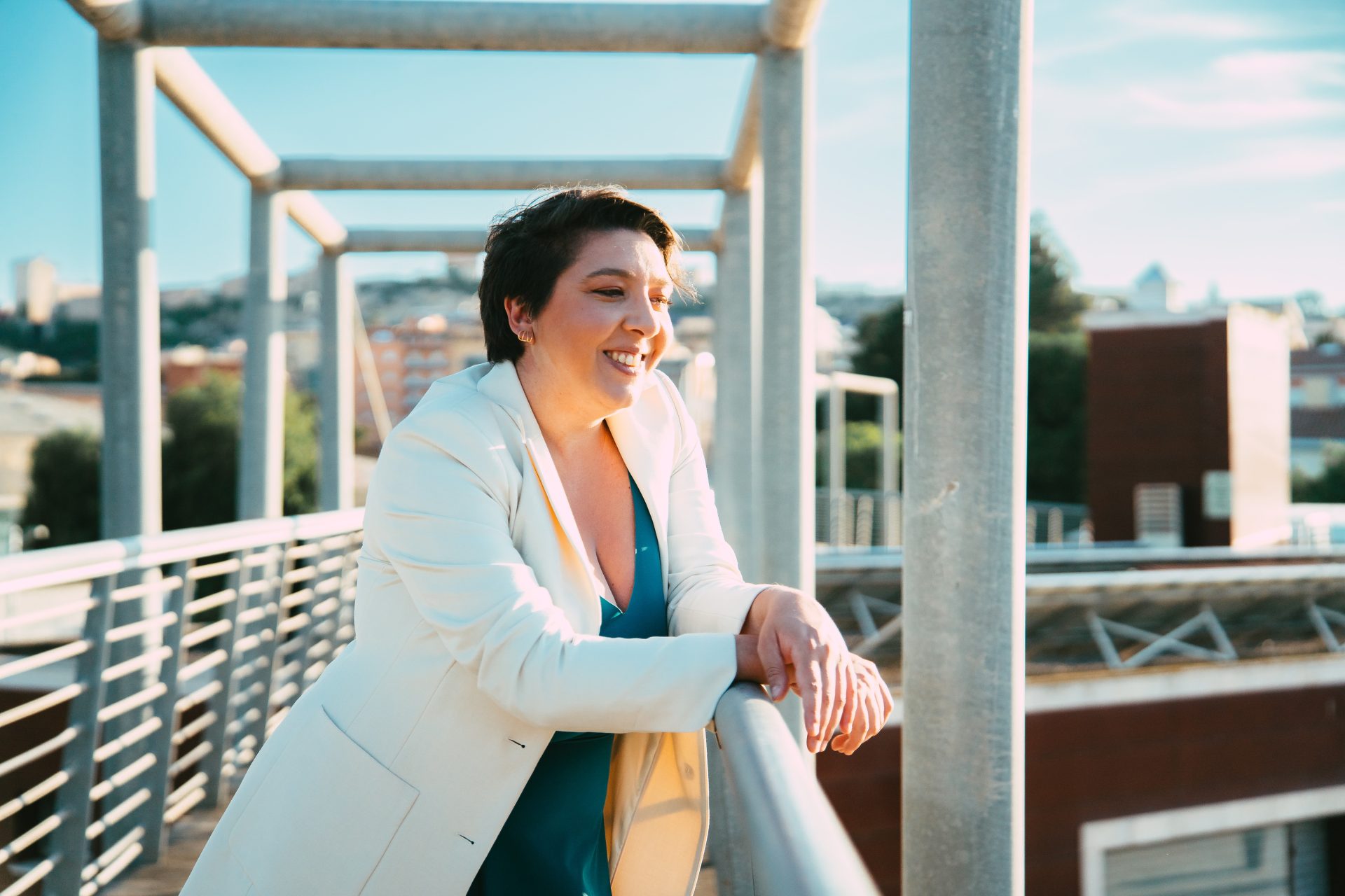 piano americano di Eleonora Marocchini vestita di bianco appoggiata alla balaustra di un ponte bianco