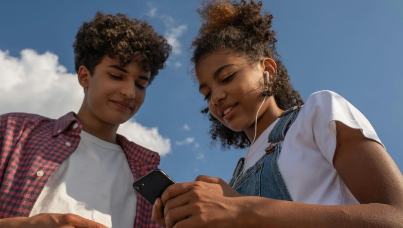 coppia di ragazzi afro con smartphone