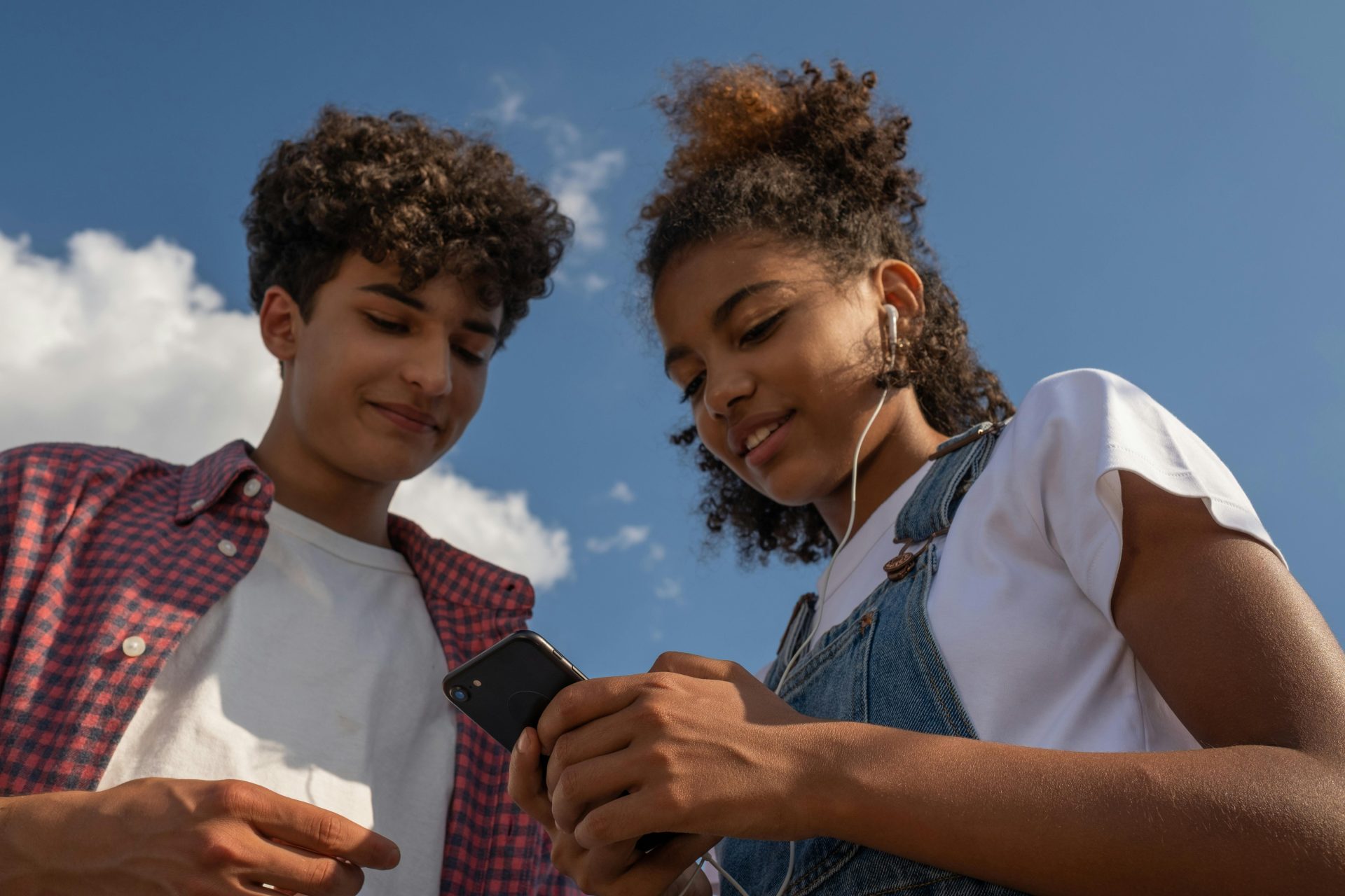 coppia di ragazzi afro con smartphone