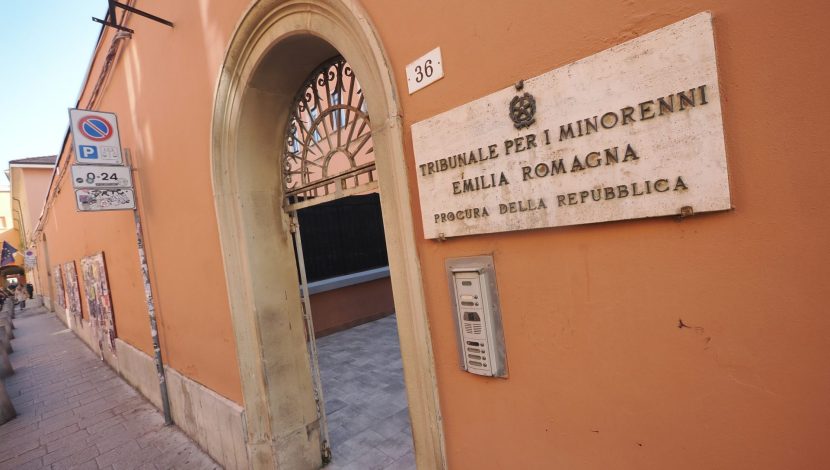 Ingresso del tribunale per i minorenni di Bologna