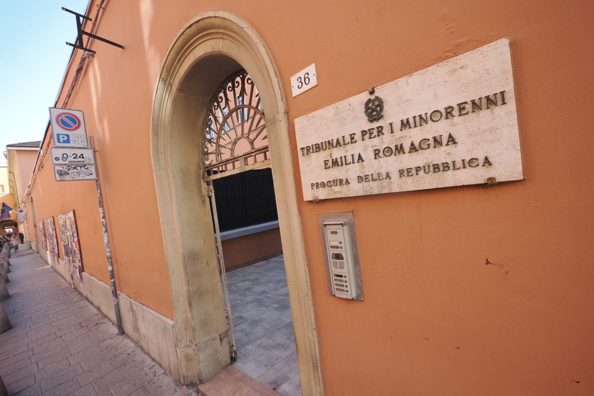 Ingresso del tribunale per i minorenni di Bologna