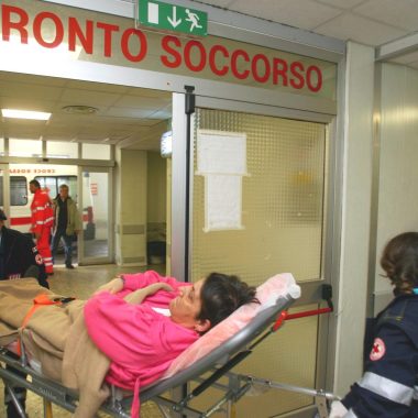 Pronto soccorso con pazienti e volontari