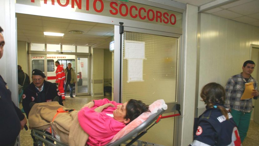 Pronto soccorso con pazienti e volontari