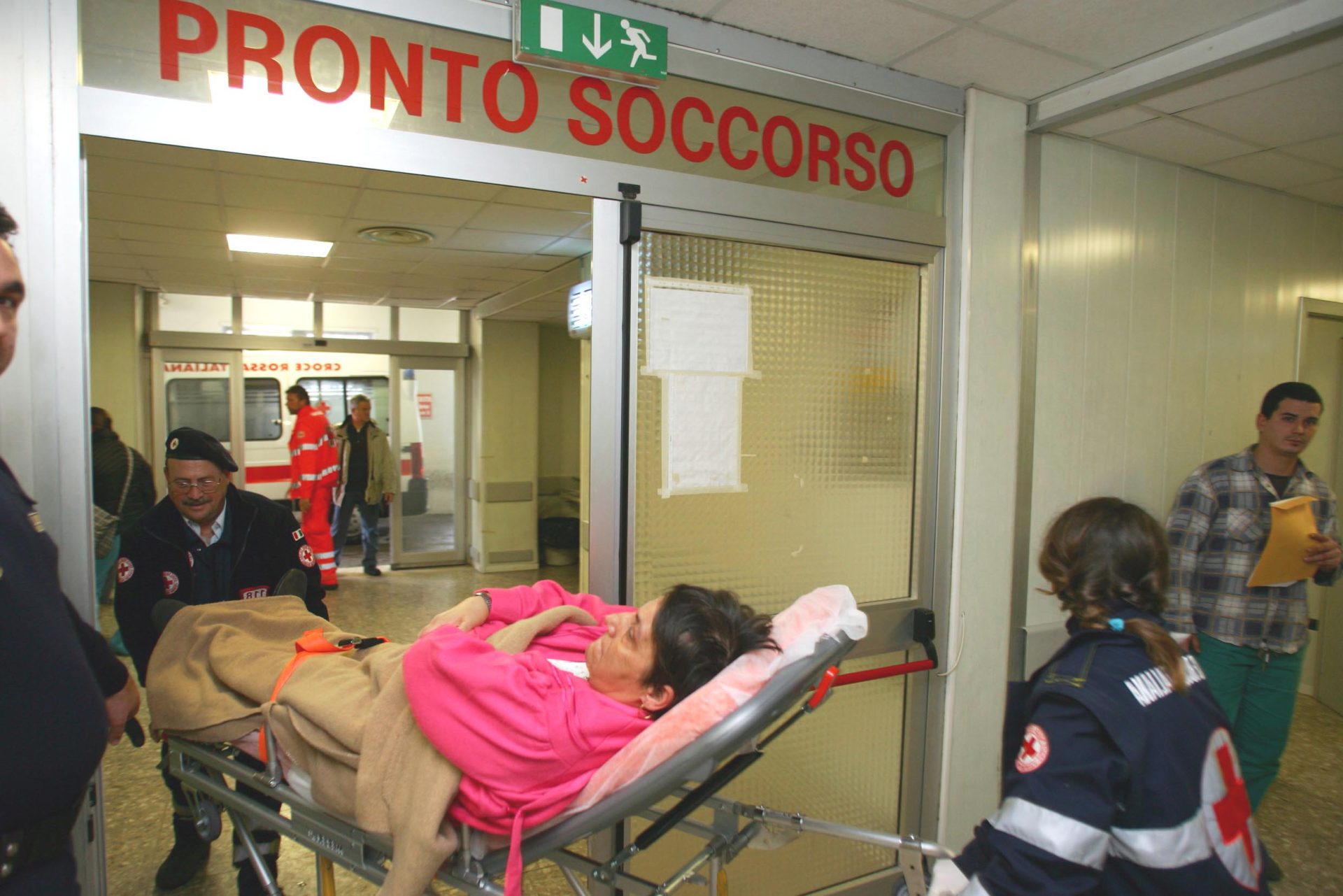 Pronto soccorso con pazienti e volontari