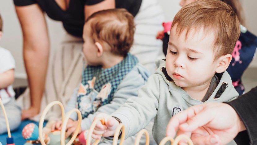 bambini che giocano al nido