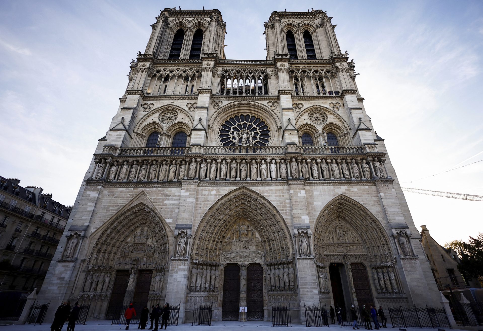 La facciata restaurata di Notre Dame a Parigi