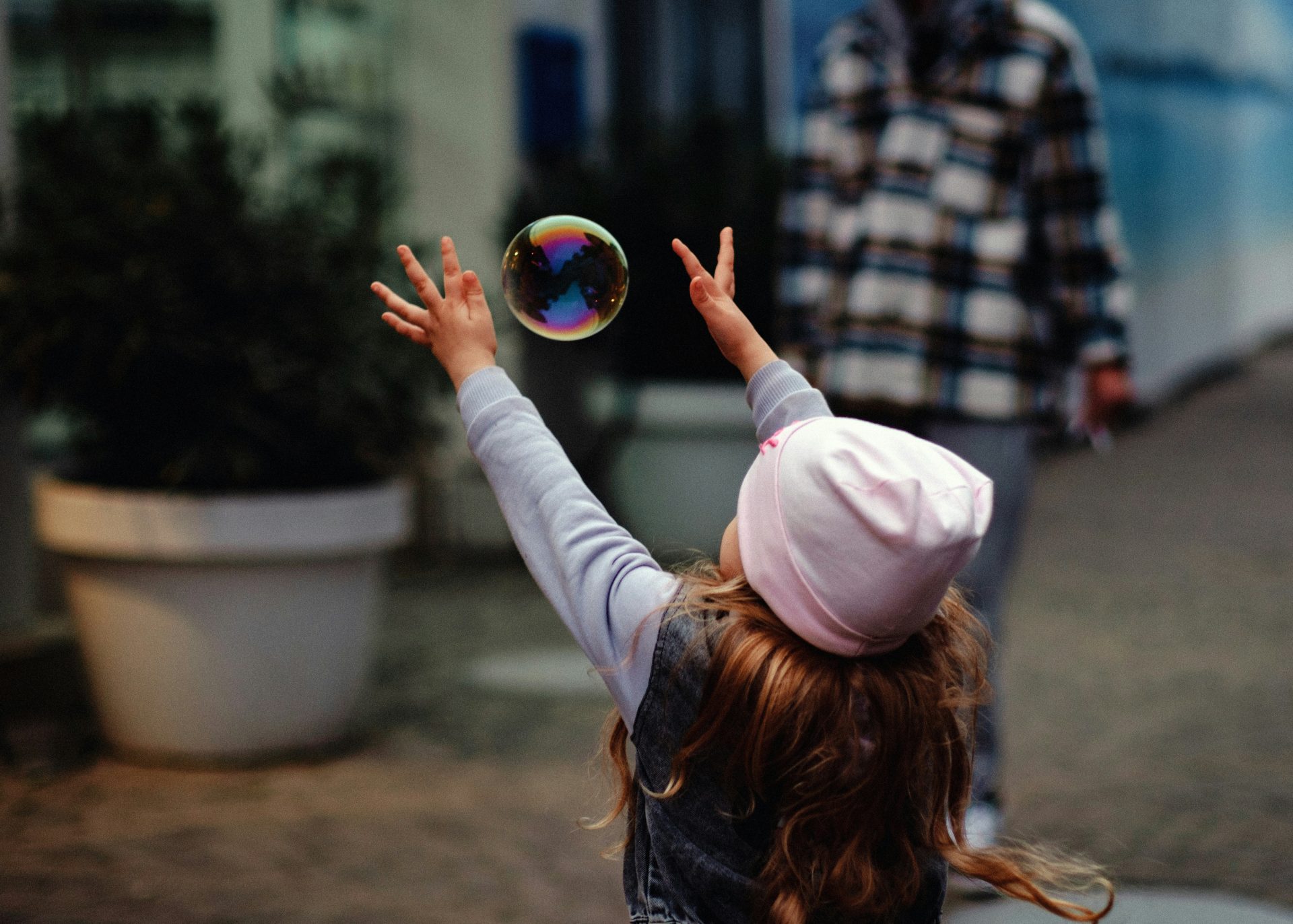 bambina gioca con le bolle di sapone