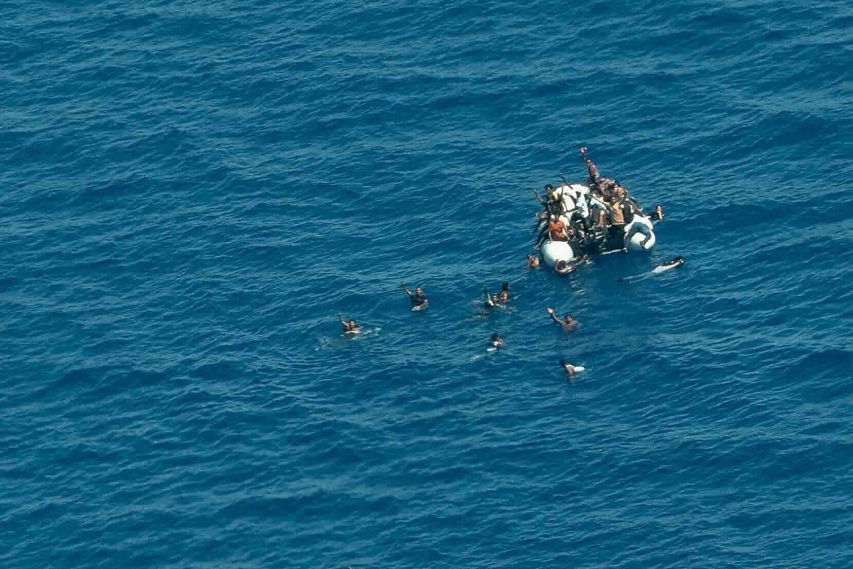 Migranti in mare durante una fase dei soccorsi. Foto Sea Watch