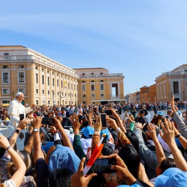 papa francesco Foto di Ágatha Depiné su Unsplash