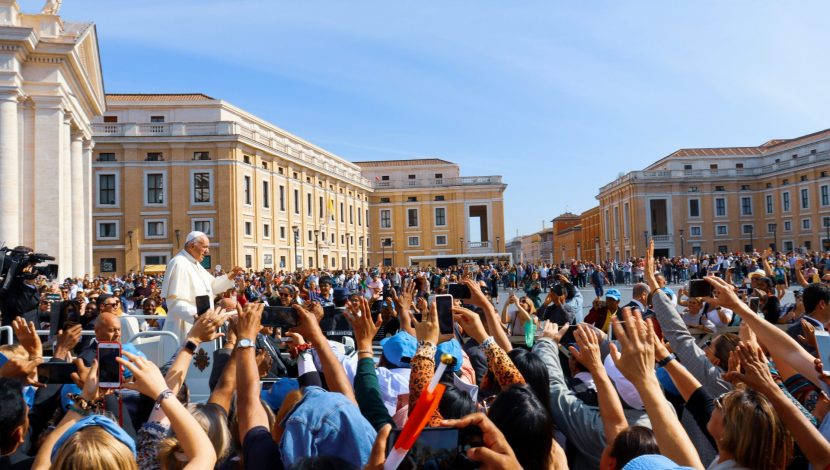 papa francesco Foto di Ágatha Depiné su Unsplash