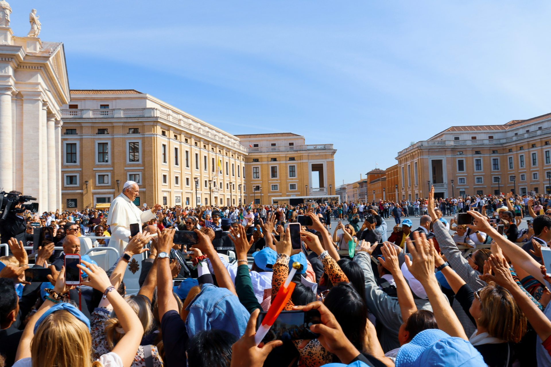 papa francesco Foto di Ágatha Depiné su Unsplash